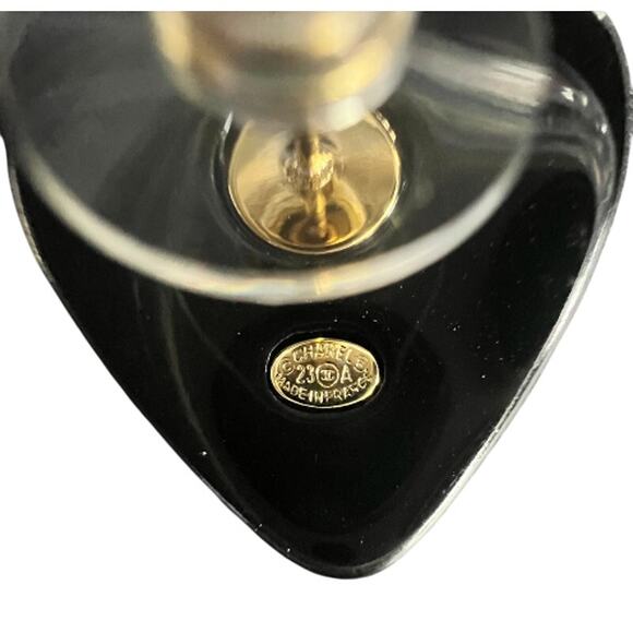 Black and Gold CHANEL Heart Stud Earrings Autumn/Pre-Fall 2023 (CHXX008) - Picture 5 of 6